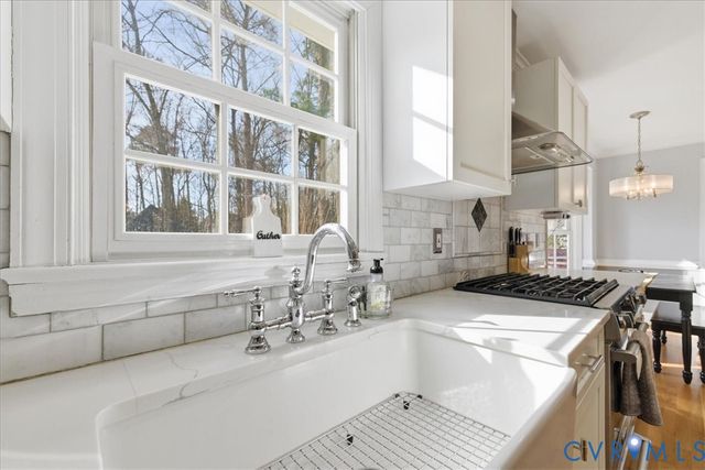 236 Comstock Dr, Colonial Heights, VA 23834