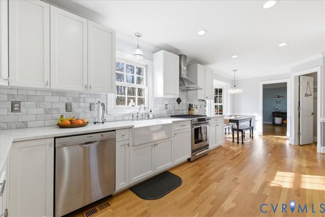 236 Comstock Dr, Colonial Heights, VA 23834