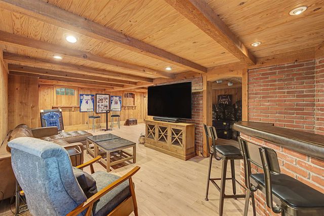 430 Beechwood Rd, Salina, KS 67401