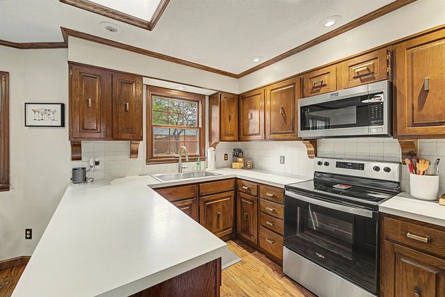 430 Beechwood Rd, Salina, KS 67401