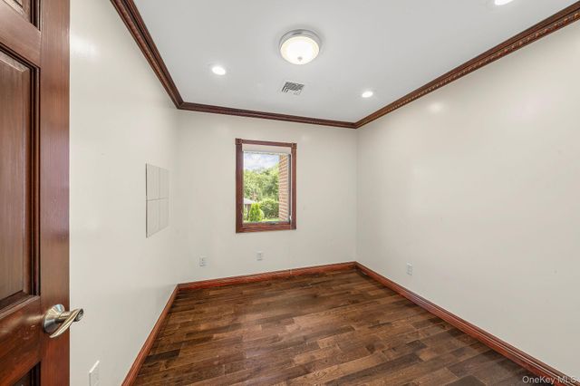 300 Ellen Place, Jericho, NY 11753