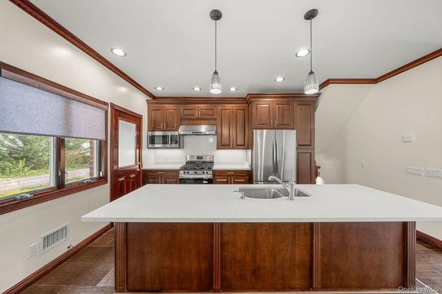 300 Ellen Place, Jericho, NY 11753
