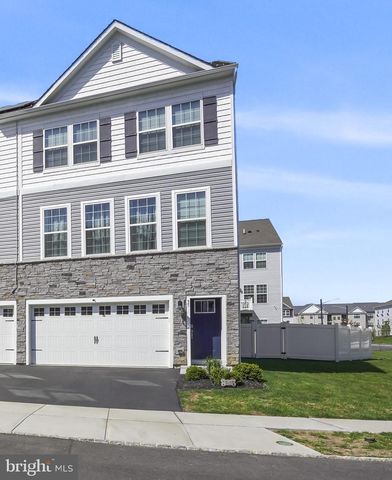 35 SISTERS FARMSTEAD DR, Mount Laurel, NJ 08054