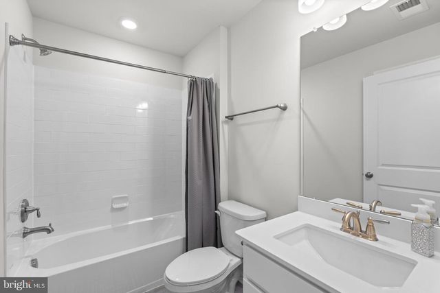 35 SISTERS FARMSTEAD DR, Mount Laurel, NJ 08054