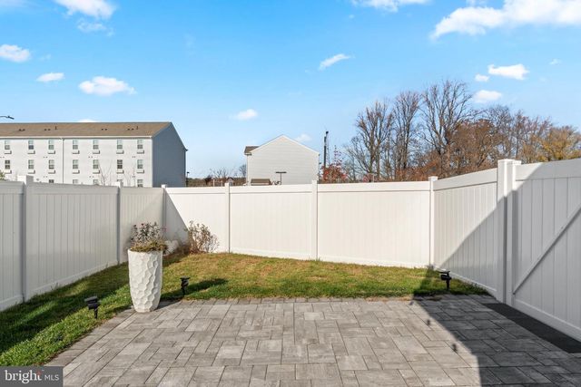 35 SISTERS FARMSTEAD DR, Mount Laurel, NJ 08054