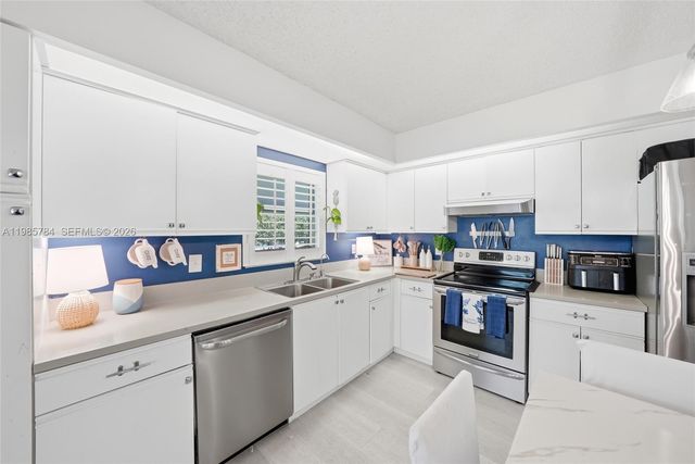 677 SE 22nd Dr, Homestead, FL 33033