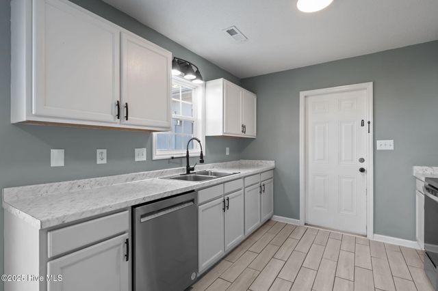 506 Sumrell Way, Hubert, NC 28539