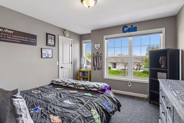 1531 Camden Ridge Drive, Chanhassen, MN 55317