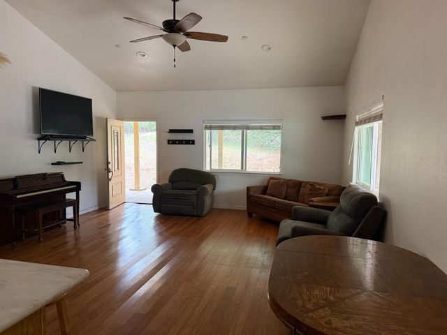18834 Potternoff Rd, Mokelumne Hill, CA 95245