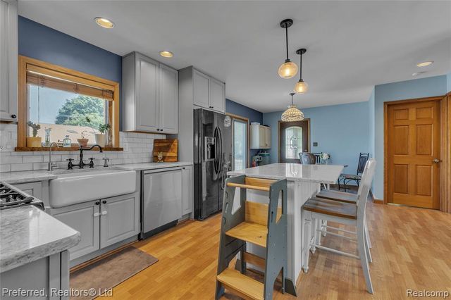 2400 Gillham Avenue, West Bloomfield, MI 48324