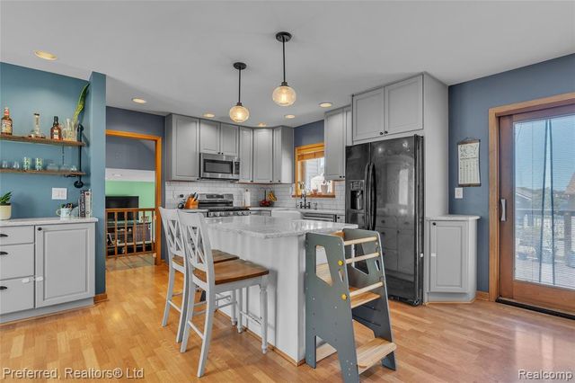 2400 Gillham Avenue, West Bloomfield, MI 48324