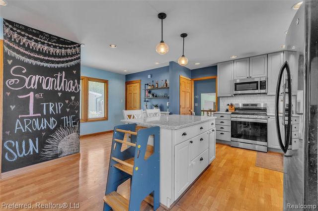2400 Gillham Avenue, West Bloomfield, MI 48324