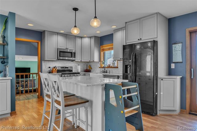2400 Gillham Avenue, West Bloomfield, MI 48324