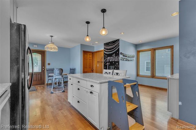 2400 Gillham Avenue, West Bloomfield, MI 48324