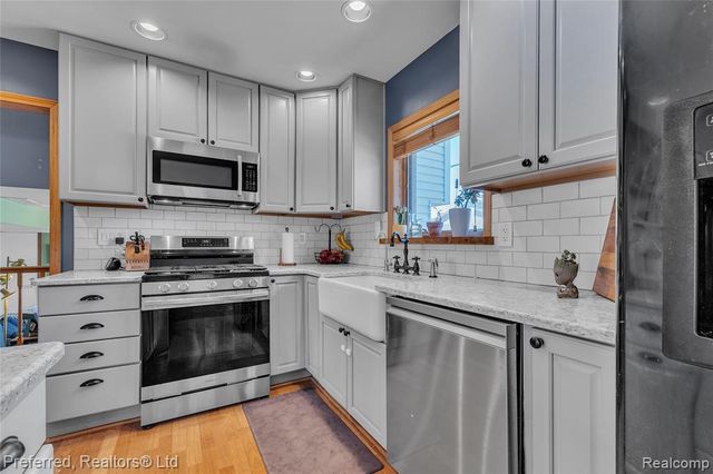 2400 Gillham Avenue, West Bloomfield, MI 48324