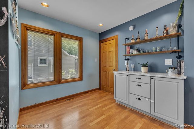 2400 Gillham Avenue, West Bloomfield, MI 48324
