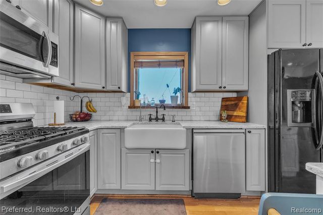 2400 Gillham Avenue, West Bloomfield, MI 48324