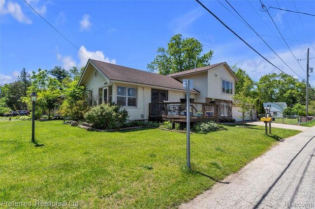 2400 Gillham Avenue, West Bloomfield, MI 48324