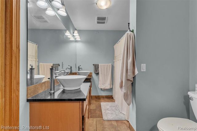 2400 Gillham Avenue, West Bloomfield, MI 48324