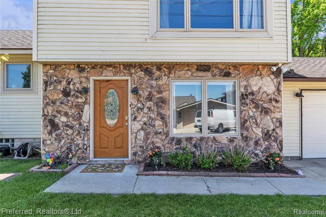 2400 Gillham Avenue, West Bloomfield, MI 48324