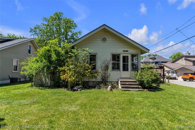 2400 Gillham Avenue, West Bloomfield, MI 48324