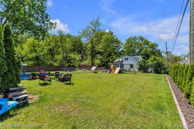 2400 Gillham Avenue, West Bloomfield, MI 48324