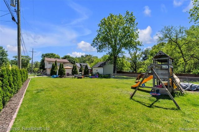 2400 Gillham Avenue, West Bloomfield, MI 48324