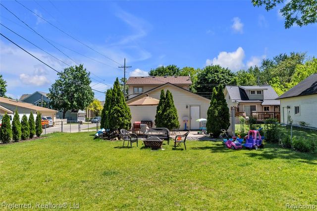 2400 Gillham Avenue, West Bloomfield, MI 48324