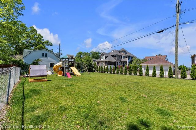 2400 Gillham Avenue, West Bloomfield, MI 48324