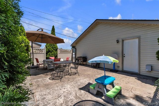 2400 Gillham Avenue, West Bloomfield, MI 48324