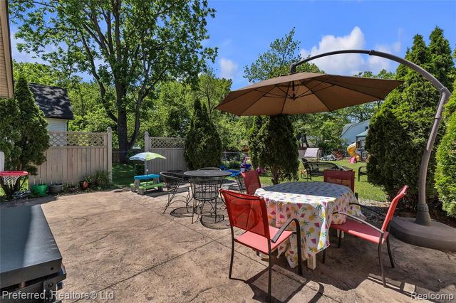 2400 Gillham Avenue, West Bloomfield, MI 48324