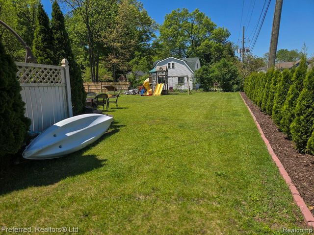 2400 Gillham Avenue, West Bloomfield, MI 48324