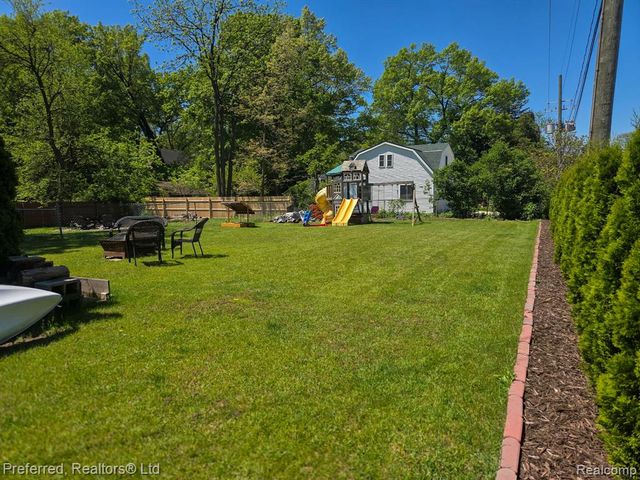 2400 Gillham Avenue, West Bloomfield, MI 48324