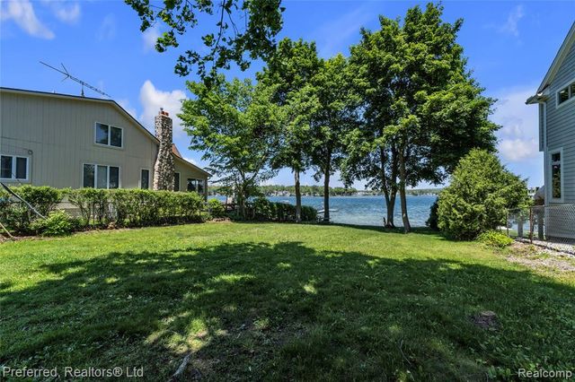 2400 Gillham Avenue, West Bloomfield, MI 48324