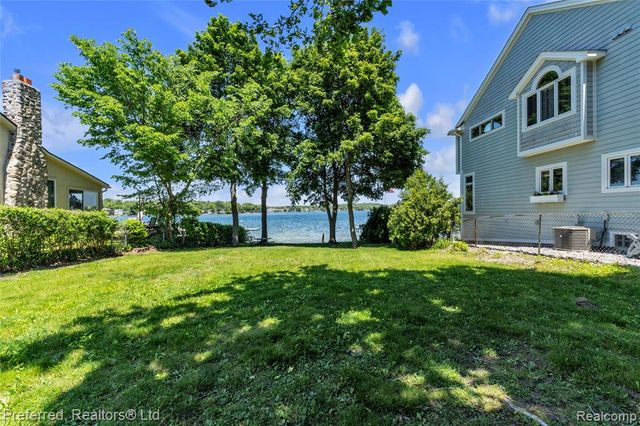 2400 Gillham Avenue, West Bloomfield, MI 48324