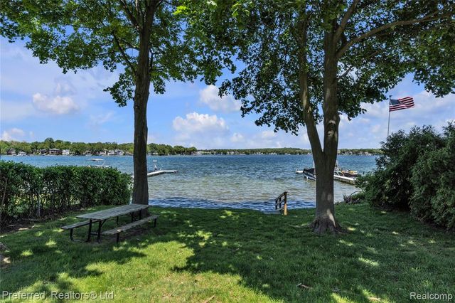2400 Gillham Avenue, West Bloomfield, MI 48324