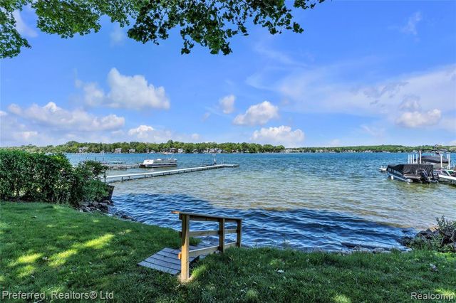 2400 Gillham Avenue, West Bloomfield, MI 48324
