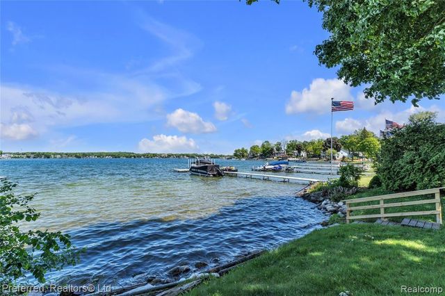 2400 Gillham Avenue, West Bloomfield, MI 48324