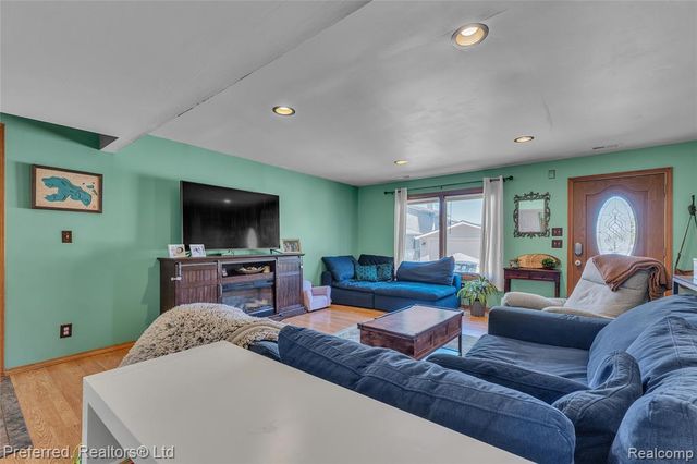 2400 Gillham Avenue, West Bloomfield, MI 48324