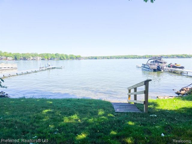 2400 Gillham Avenue, West Bloomfield, MI 48324