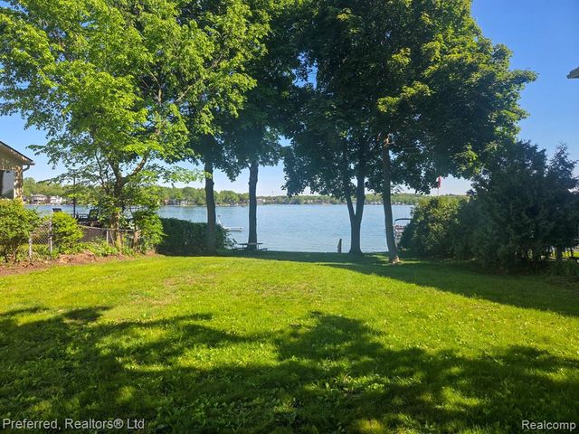 2400 Gillham Avenue, West Bloomfield, MI 48324