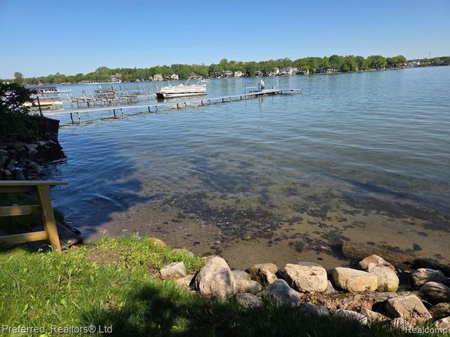 2400 Gillham Avenue, West Bloomfield, MI 48324