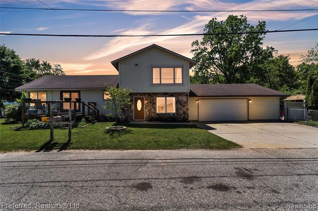 2400 Gillham Avenue, West Bloomfield, MI 48324