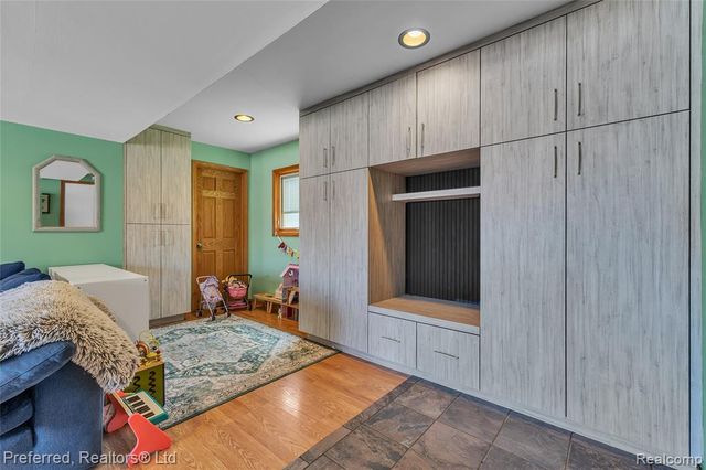 2400 Gillham Avenue, West Bloomfield, MI 48324