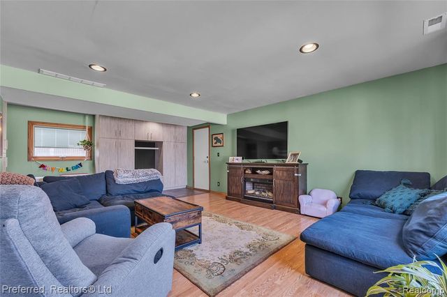 2400 Gillham Avenue, West Bloomfield, MI 48324