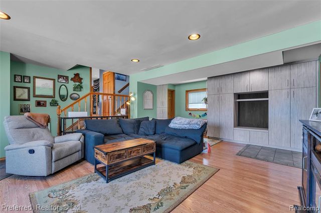 2400 Gillham Avenue, West Bloomfield, MI 48324
