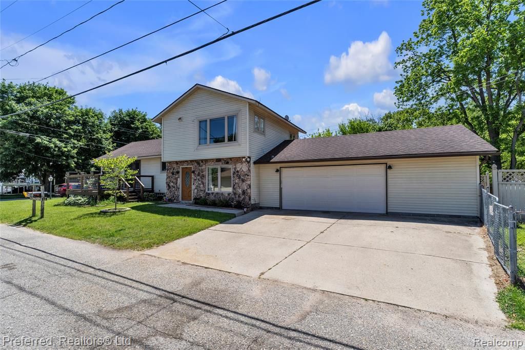 2400 Gillham Avenue, West Bloomfield, MI 48324