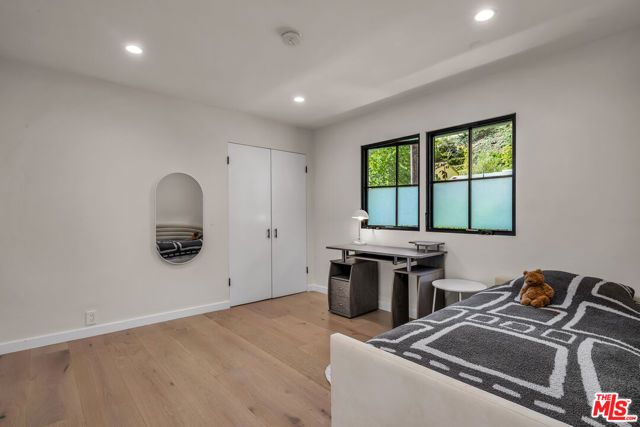 1450 N Bundy Drive, Los Angeles, CA 90049