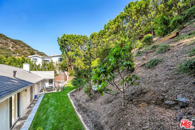 1450 N Bundy Drive, Los Angeles, CA 90049