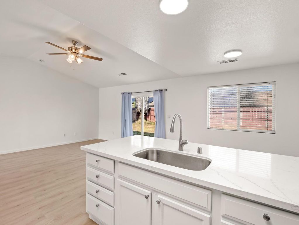 Image 12 of property listing at 4068 W Weldon Avenue, Fresno, CA 93722